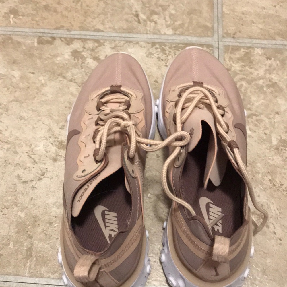 Nike women’s react element 55